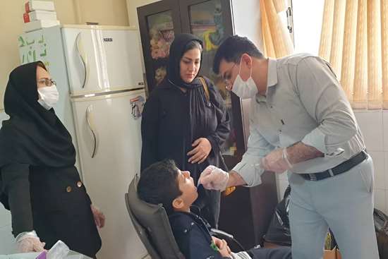 ارائه خدمات وارنیش فلوراید به کودکان یک مرکز آموزشی-حمایتی در شهر رشت 